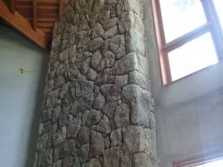 Revestimento de lareira com Tozeto de Moledo , Atrium Vale Pedras e Projetos Atrium Vale Pedras e Projetos Salas de estilo clásico Piedra