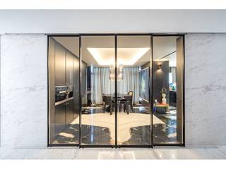 범블비디자인 거실중문 고급주택인테리어 슬라이딩중문 슬림슬라이딩 슬림중문 위드지스강남, WITHJIS(위드지스) WITHJIS(위드지스) Modern dining room Aluminium/Zinc Black