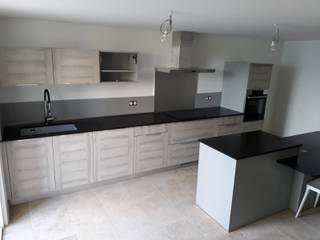 Superbe cuisine dans les Alpes de hautes provence avec plan de travail en granite zimbabwé finition cuir., STONE CLASS STONE CLASS Cozinhas clássicas Granito