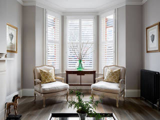 A Classic Contemporary Home in Clapham South, Plantation Shutters Ltd Plantation Shutters Ltd Moderne Wohnzimmer Massivholz Weiß
