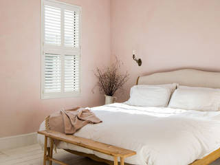 Minimal on Content But Huge on Style, Plantation Shutters Ltd Plantation Shutters Ltd Kleines Schlafzimmer MDF Weiß
