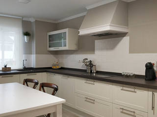 Reforma de cocina y baño, UVE laboratorio de diseño UVE laboratorio de diseño Cocinas de estilo clásico