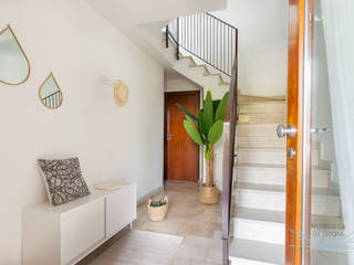 Home staging in villa disabitata, Home Staging & Dintorni Home Staging & Dintorni Pasillos, vestíbulos y escaleras de estilo moderno