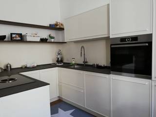 Cucina Contemporanea colore bianco, Formarredo Due design 1967 Formarredo Due design 1967 Built-in kitchens