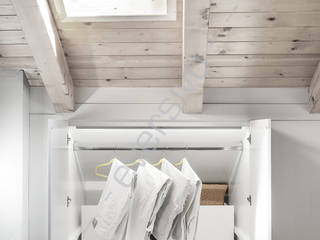CAMERA SOTTOTETTO CON ARMADIO SU MISURA, Eversivo Eversivo Minimalistische Schlafzimmer Holz Weiß