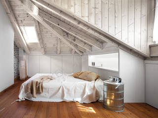 CAMERA SOTTOTETTO CON ARMADIO SU MISURA, Eversivo Eversivo Minimalist bedroom Wood Wood effect