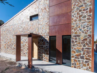 Casa personalizada de estilo rústica en El Espinar, Madrid, MODULAR HOME MODULAR HOME Prefabricated home Concrete Brown