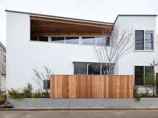 目黒の住宅／House in Meguro, hm+architects 一級建築士事務所 hm+architects 一級建築士事務所 Casas modernas Blanco