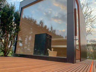 Gartensauna mit Panoramablick, design@garten GmbH & Co. KG design@garten GmbH & Co. KG 사우나 우드 + 플라스틱