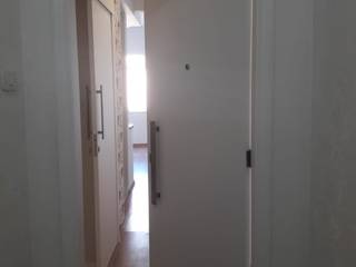 Reforma de apartamento com 28m2, Margareth Salles Margareth Salles Front doors Wood Wood effect