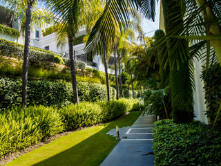 Ejecución de Jardines · Urbanización Doncella Beach (Estepona), La Menara | Estudio de Paisajismo y Jardinería La Menara | Estudio de Paisajismo y Jardinería Modern garden