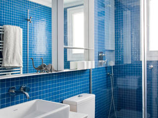 Padilla, THE ROOM & CO interiorismo THE ROOM & CO interiorismo Baños de estilo mediterráneo cuarto de baño,niños,gresite,gresite azul,espejo,mampara,baño,interiorismo,diseño interior,interiorista