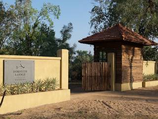 FORSYTH LODGE - HOSPITALITY, Josmo Studio Josmo Studio Colonial style garage/shed