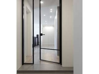 허스크디자인 분당APT 인테리어 위드지스중문, WITHJIS(위드지스) WITHJIS(위드지스) Front doors Aluminium/Zinc Black