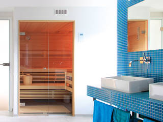Wellnessbereich mit Sauna im Badezimmer | KOERNER Saunamanufaktur, KOERNER SAUNABAU GMBH KOERNER SAUNABAU GMBH Sauna