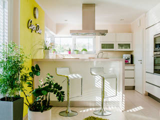 Moderne kleine Küche in weiß Hochglanz mit viel Stauraum, T-raumKONZEPT - Interior Design im Raum Nürnberg T-raumKONZEPT - Interior Design im Raum Nürnberg Einbauküche Weiß