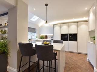 Mr & Mrs Tennant, Diane Berry Kitchens Diane Berry Kitchens Built-in kitchens کوارٹج White