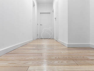 Podłoga lakierowana w nowoczesnym wnętrzu, Roble Roble Corredores, halls e escadas minimalistas Madeira Acabamento em madeira