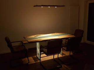 Baumtisch Massivholztisch Live Edge Table mit Baumkante, Stammstark Stammstark モダンデザインの ダイニング 木 木目調