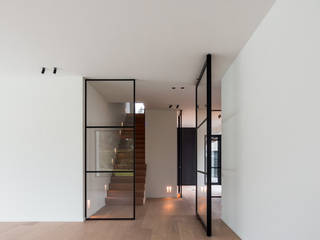 Minimal Frame Internal Pivot Doors, MassimoSky MassimoSky Minimalist style doors Aluminium/Zinc