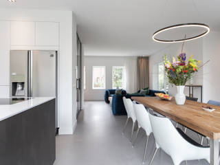 Verbouwing villa, Bob Romijnders Architectuur + Interieur Bob Romijnders Architectuur + Interieur Moderne eetkamers woonkamer,eetkamer,eetruimte,leefkeuken,uitbouw,serre,expension,living room,suburban villa,interior,interior design