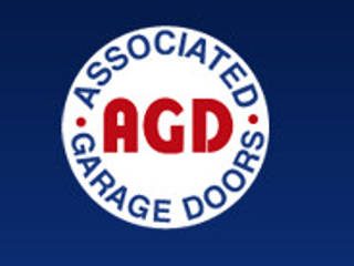 Associated Garage Doors, Associated Garage Doors Associated Garage Doors 컨트리스타일 차고 / 창고