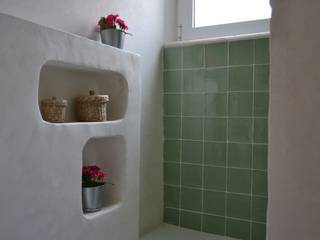 Reforma de baño con material ecológico, Be FengShui Be FengShui Baños de estilo mediterráneo