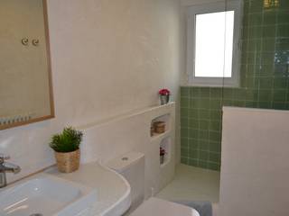 Reforma de baño con material ecológico, Be FengShui Be FengShui Mediterranean style bathrooms