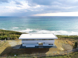 水平線の家｜大海原の風景と暮らす絶景の住宅, TAPO 富岡建築計画事務所 TAPO 富岡建築計画事務所 Окремий будинок