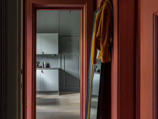 Binnenkijken in een warme woning vol diepe tinten, Pure & Original Pure & Original Scandinavian style corridor, hallway& stairs