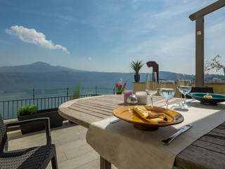 Casa vacanza vista ... lago, Domustaging 𝑑𝑖 𝑀𝑎𝑟𝑧𝑖𝑎 𝑀𝑜𝑠𝑐𝑎𝑟𝑑𝑖 Domustaging 𝑑𝑖 𝑀𝑎𝑟𝑧𝑖𝑎 𝑀𝑜𝑠𝑐𝑎𝑟𝑑𝑖 Balcone, Veranda & Terrazza in stile moderno