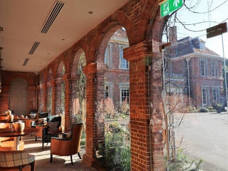 Glass screens to heritage loggia in beautiful hotel , Ion Glass Ion Glass Espacios comerciales Vidrio