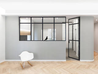 DMC | Round the Corner Apartment, PLUS ULTRA studio PLUS ULTRA studio ミニマルデザインの リビング 木 灰色