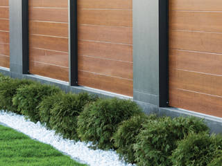 Day and Night. Nowoczesne ogrodzenie aluminiowe Xcel, XCEL Fence XCEL Fence Jardines de estilo moderno