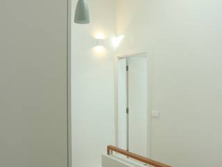 Monteiros House Reab, RPJD.Arquitectos RPJD.Arquitectos Minimalist corridor, hallway & stairs