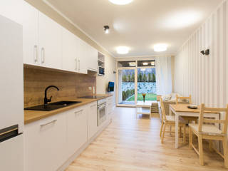 Studio u podnóża gór, in2home in2home Built-in kitchens Wood-Plastic Composite White
