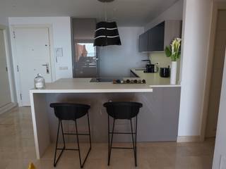 Proyecto e instalación de cocina moderna abierta al salón en Málaga, Decodan - Estudio de cocinas y armarios en Estepona y Marbella Decodan - Estudio de cocinas y armarios en Estepona y Marbella Built-in kitchens