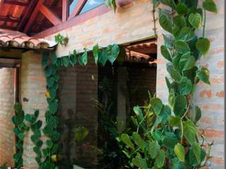 Casa Ferreira, TERRABENTO ARQUITETURA E INTERIORES TERRABENTO ARQUITETURA E INTERIORES Casas familiares de madeira e plástico