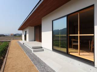 坂出のがらんどう, ＪＭＡ（Jiro Matsuura Architecture office） ＪＭＡ（Jiro Matsuura Architecture office） Minimalistische Fenster & Türen