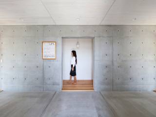 坂出のがらんどう, ＪＭＡ（Jiro Matsuura Architecture office） ＪＭＡ（Jiro Matsuura Architecture office） Minimalistischer Flur, Diele & Treppenhaus Stahlbeton