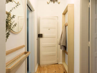 Remodelação T2 no Bairro de Alvalade, atelier B-L atelier B-L Eclectic style corridor, hallway & stairs Wood