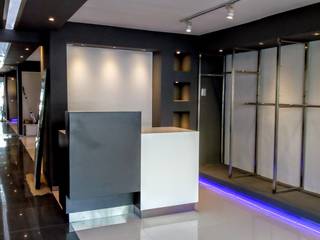 DISEÑO Y CONSTRUCCION TIENDA ANNY OUTFITS, Brassea Mancilla Arquitectos, Santiago Brassea Mancilla Arquitectos, Santiago مساحات تجارية مزيج خشب وبلاستيك