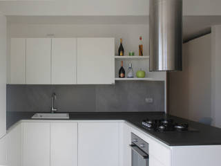 Appartamento Novara, Desearq Studio _ architettura e interior design a Milano Desearq Studio _ architettura e interior design a Milano Cucina moderna