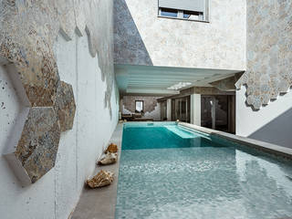 Original casa moderna con 4 patios., OOIIO Arquitectura OOIIO Arquitectura Garden Pool Ceramic