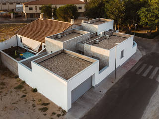 Original casa moderna con 4 patios., OOIIO Arquitectura OOIIO Arquitectura Telhados planos Pedra