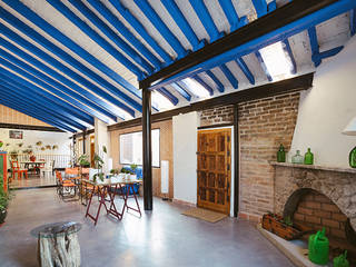 Reforma integral de antiguo pajar a vivienda., OOIIO Arquitectura OOIIO Arquitectura Living room Bricks Blue