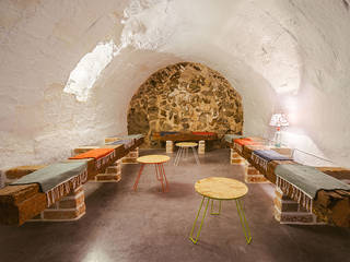 Reforma integral de antiguo pajar a vivienda., OOIIO Arquitectura OOIIO Arquitectura Rustic style wine cellar Concrete White