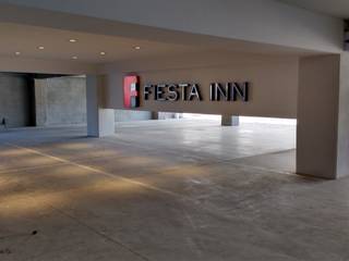 Fiesta Inn LOS MOCHIS, FM ARQUITECTOS FM ARQUITECTOS Pasillos, vestíbulos y escaleras modernos