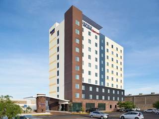 Hotel Fairfield Inn & Suites Nogales, FM ARQUITECTOS FM ARQUITECTOS モダンな 家
