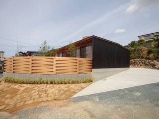 SR-house/傾斜地に開く家, 長谷守保 建築計画 長谷守保 建築計画 モダンな 家